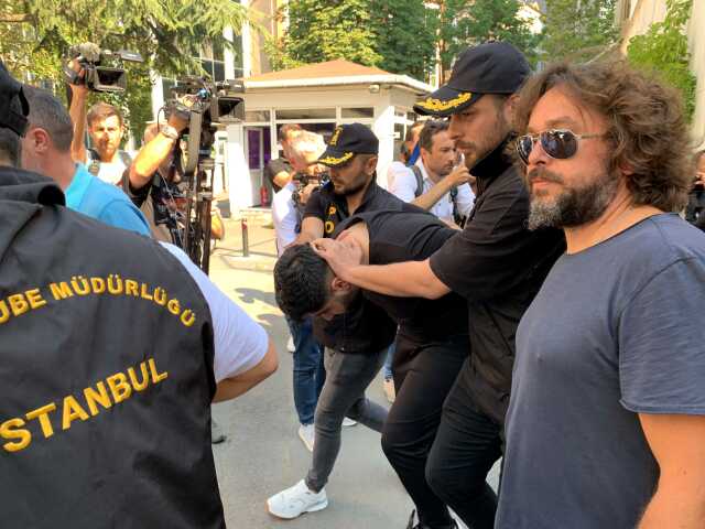 Tekel baskınına karışan 8 kişi adliyeye böyle götürüldü Tekel baskınına karışan 8 kişi adliyeye böyle götürüldü
