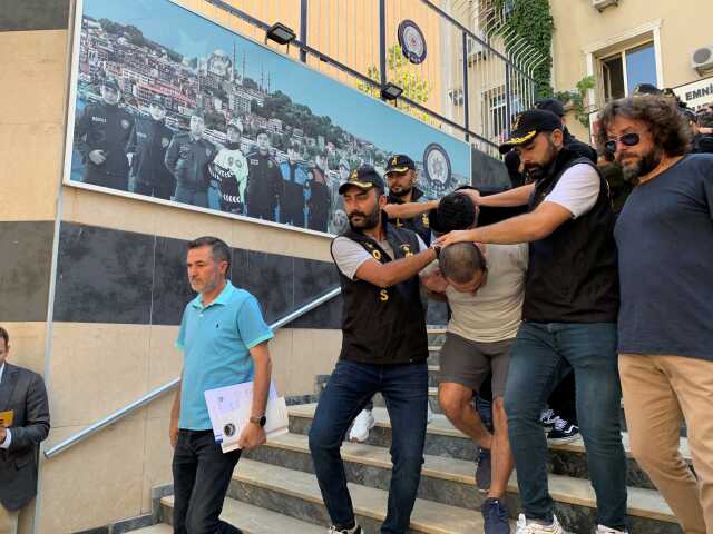 Tekel baskınına karışan 8 kişi adliyeye böyle götürüldü Tekel baskınına karışan 8 kişi adliyeye böyle götürüldü