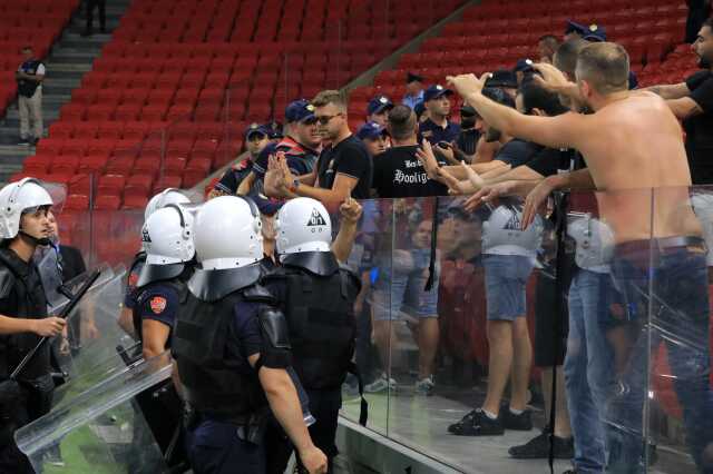 Tirana-Beşiktaş maçı öncesi ortalık karıştı, karşılaşma 15 dakikalık gecikmeli başladı Tirana-Beşiktaş maçı öncesi ortalık karıştı, karşılaşma 15 dakikalık gecikmeli başladı