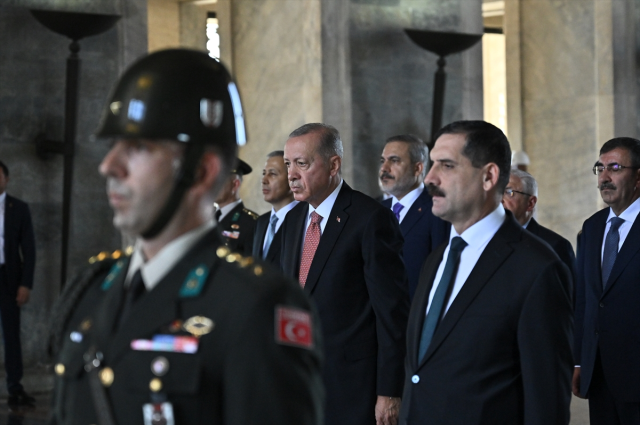 YAŞ toplantısı öncesi Anıtkabir ziyareti! Cumhurbaşkanı Erdoğan alınacak kararın önemini deftere de not düştü