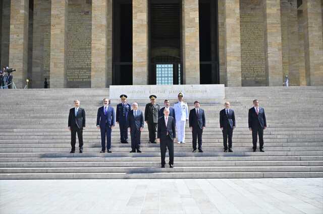 YAŞ toplantısı öncesi Anıtkabir ziyareti! Cumhurbaşkanı Erdoğan alınacak kararın önemini deftere de not düştü