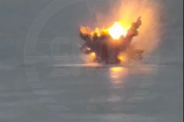Karadeniz'de bir Ukrayna deniz dronu tarafından yapılan saldırıda Rus savaş uçağı alev topuna döndü