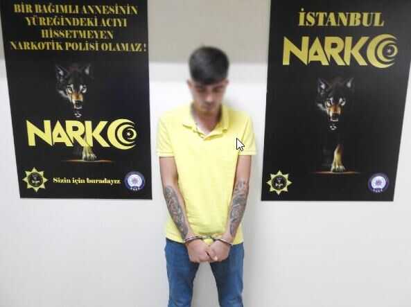 Sokak röportajında uyuşturucu sattığını itiraf eden genç gözaltında Sokak röportajında uyuşturucu sattığını itiraf eden genç gözaltında