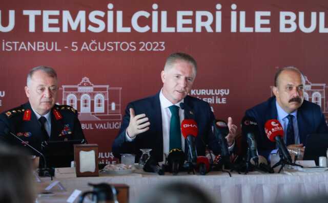 İstanbul Valisi Davut Gül: Kısa süre içinde düzensiz göç İstanbul'un gündeminden çıkacak İstanbul Valisi Davut Gül: Kısa süre içinde düzensiz göç İstanbul'un gündeminden çıkacak