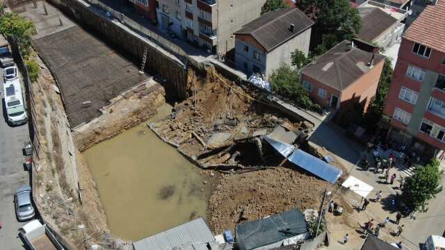 Sarıyer'de inşaat temel kazısı sırasında yol çöktü: Çevre binalar tahliye edildi Sarıyer'de inşaat temel kazısı sırasında yol çöktü: Çevre binalar tahliye edildi