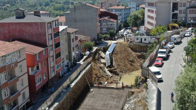 Sarıyer'de inşaat temel kazısı sırasında yol çöktü: Çevre binalar tahliye edildi Sarıyer'de inşaat temel kazısı sırasında yol çöktü: Çevre binalar tahliye edildi