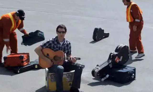 Ünlü Şarkıcı Dave Carroll, 'United Breaks Guitars' şarkısıyla United Airlines'ın itibarını sarstı