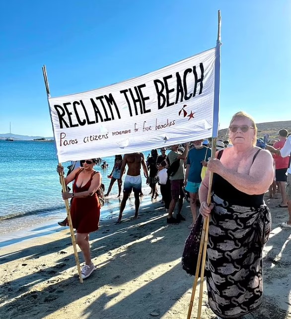 Yunanistan'da 'Havlu hareketi' sonrası plajlardaki şezlonglar bir bir toplandı. İşletme sahipleri alarma geçti