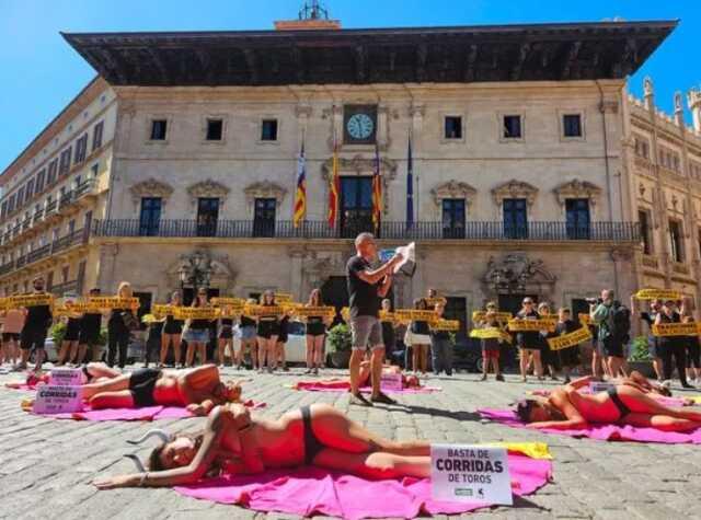 İspanya'da Yarı Çıplak Protestocular Boğa Dövüşüne Karşı Eylem Yaptı