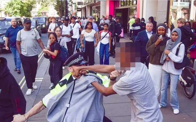 TikTok'ta planlanan 'kitlesel yağma girişimi' haberleriyle Oxford Street'te polislerin gençler arasında yağma çıktı. TikTok'ta planlanan 'kitlesel yağma girişimi' haberleriyle Oxford Street'te polislerin gençler arasında yağma çıktı.