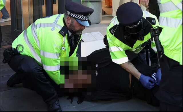 TikTok'ta planlanan 'kitlesel yağma girişimi' haberleriyle Oxford Street'te polislerin gençler arasında yağma çıktı. TikTok'ta planlanan 'kitlesel yağma girişimi' haberleriyle Oxford Street'te polislerin gençler arasında yağma çıktı.