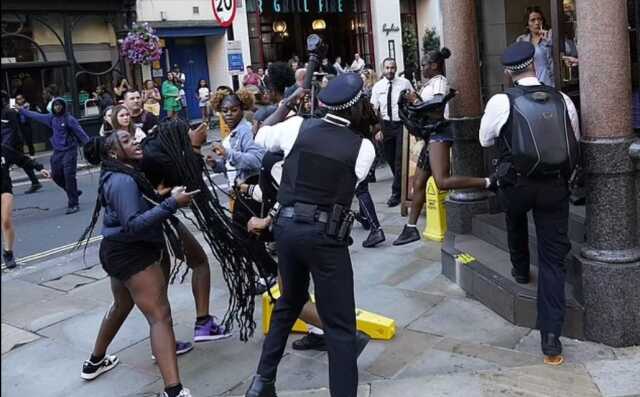 TikTok'ta planlanan 'kitlesel yağma girişimi' haberleriyle Oxford Street'te polislerin gençler arasında yağma çıktı. TikTok'ta planlanan 'kitlesel yağma girişimi' haberleriyle Oxford Street'te polislerin gençler arasında yağma çıktı.