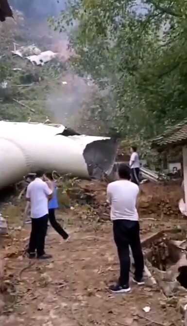 Uzaydan gelen uydu enkazı, dehşet verici bir ateş topuna dönüşerek Çin'de evleri sarsan büyük bir patlamayla yere çakıldı Uzaydan gelen uydu enkazı, dehşet verici bir ateş topuna dönüşerek Çin'de evleri sarsan büyük bir patlamayla yere çakıldı