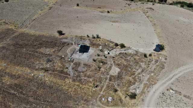 Çiftçi tarlasını sürerken pulluğa takıldı, Roma dönemine ait olduğu düşünülüyor! Ekipler hemen kazı çalışmalarına başladı