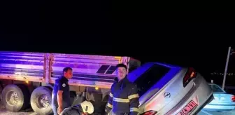 Kırıkkale'de TIR'a çarpan otomobilde 2 kişi yaralandı