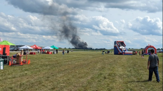 Hava gösterisi sırasında havada alev alan uçak yere çakıldı