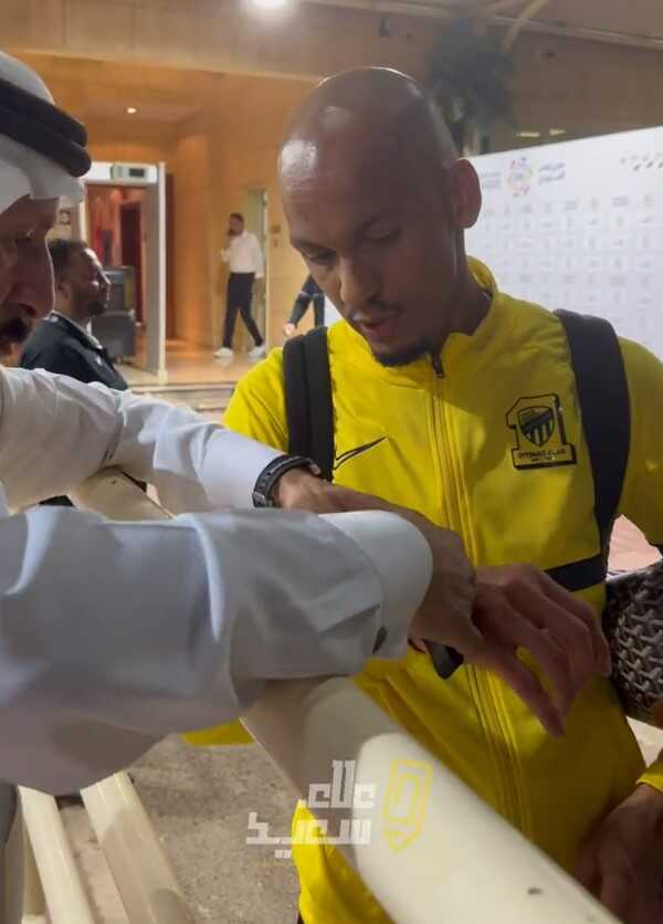 Suudi Arabistan'da gazeteciler bile milyarder! Dünyaca ünlü futbolcu maç sonu aldığı hediyeye inanamadı Suudi Arabistan'da gazeteciler bile milyarder! Dünyaca ünlü futbolcu maç sonu aldığı hediyeye inanamadı