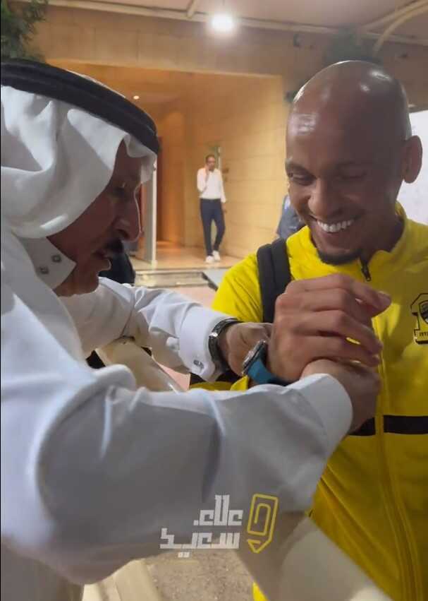 Suudi Arabistan'da gazeteciler bile milyarder! Dünyaca ünlü futbolcu maç sonu aldığı hediyeye inanamadı Suudi Arabistan'da gazeteciler bile milyarder! Dünyaca ünlü futbolcu maç sonu aldığı hediyeye inanamadı