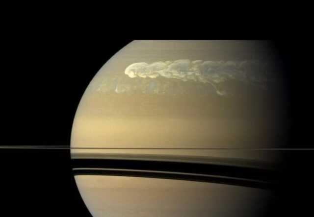 Bilim adamları 100 yıl öncesine ait dev Saturn megafırtınalarının gizemli 'radyo sinyallerini' Dünya'ya ilettiklerini iddia etti Bilim adamları 100 yıl öncesine ait dev Saturn megafırtınalarının gizemli 'radyo sinyallerini' Dünya'ya ilettiklerini iddia etti
