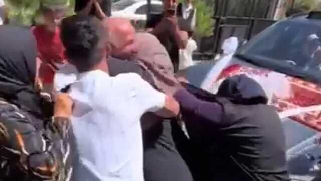 Düğün geleneklerine bir yenisi daha eklendi! Kayınpeder ve kayınvalide bir anda güreşe tutuştu Düğün geleneklerine bir yenisi daha eklendi! Kayınpeder ve kayınvalide bir anda güreşe tutuştu