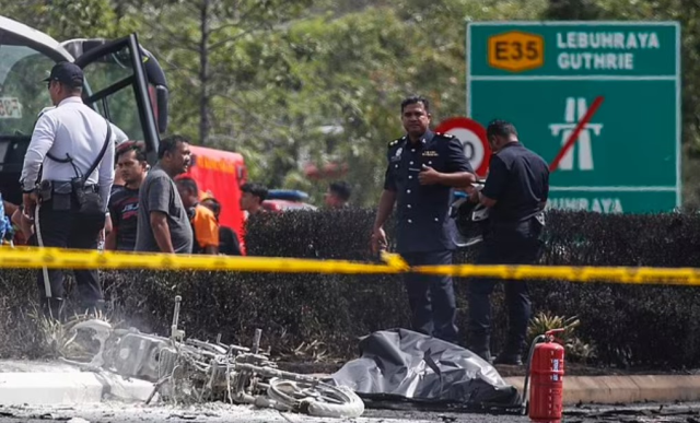 Malezya'da özel uçak ana yola düştü: Dokuz kişi öldü