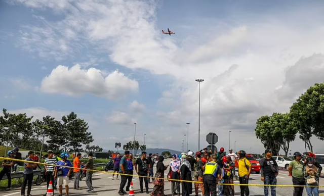 Malezya'da özel uçak ana yola düştü: Dokuz kişi öldü