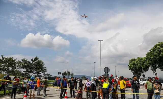 Malezya'da özel uçak ana yola düştü: Dokuz kişi öldü Malezya'da özel uçak ana yola düştü: Dokuz kişi öldü