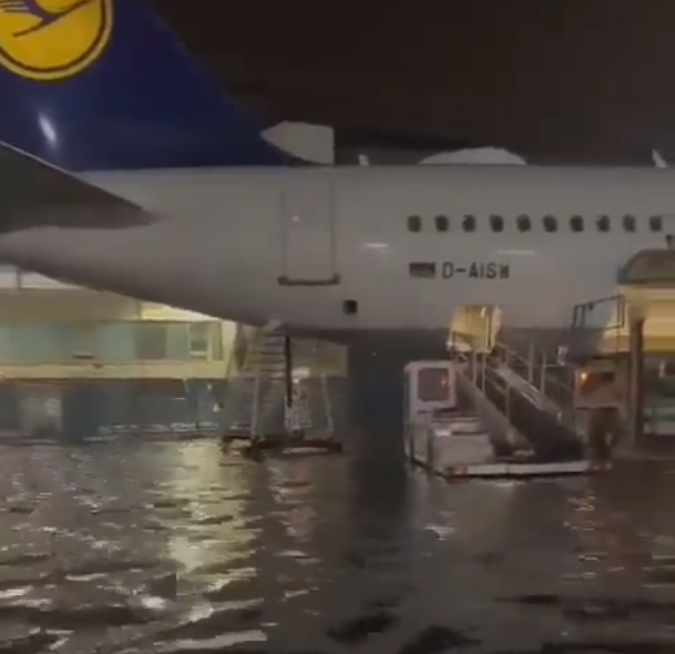 Şiddetli yağışların etkili olduğu Almanya'da Frankfurt Havalimanı sular altında kaldı