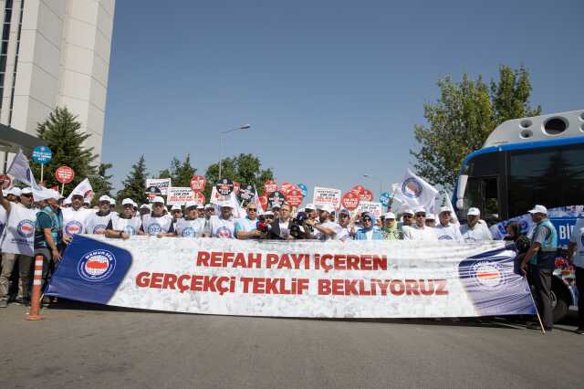 Hükümetin zam teklifini yetersiz bulan Memur-Sen'den 81 ilde protesto: Cumhurbaşkanımızın 'refah payı' vaadi hayata geçirilsin Hükümetin zam teklifini yetersiz bulan Memur-Sen'den 81 ilde protesto: Cumhurbaşkanımızın 'refah payı' vaadi hayata geçirilsin
