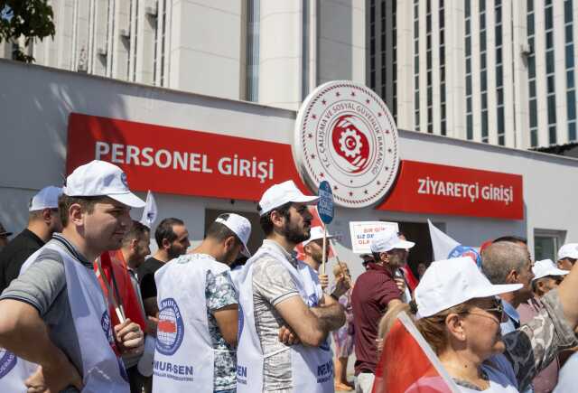 Hükümetin zam teklifini yetersiz bulan Memur-Sen'den 81 ilde protesto: Cumhurbaşkanımızın 'refah payı' vaadi hayata geçirilsin Hükümetin zam teklifini yetersiz bulan Memur-Sen'den 81 ilde protesto: Cumhurbaşkanımızın 'refah payı' vaadi hayata geçirilsin