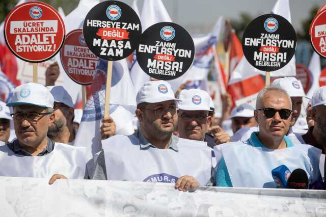 Hükümetin zam teklifini yetersiz bulan Memur-Sen'den 81 ilde protesto: Cumhurbaşkanımızın 'refah payı' vaadi hayata geçirilsin Hükümetin zam teklifini yetersiz bulan Memur-Sen'den 81 ilde protesto: Cumhurbaşkanımızın 'refah payı' vaadi hayata geçirilsin