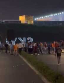 Galatasaray ve Trazbzonspor'lu taraftarlar, maç başlamadan önce birbirlerine girdiler Galatasaray ve Trazbzonspor'lu taraftarlar, maç başlamadan önce birbirlerine girdiler
