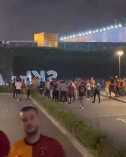 Galatasaray ve Trazbzonspor'lu taraftarlar, maç başlamadan önce birbirlerine girdiler Galatasaray ve Trazbzonspor'lu taraftarlar, maç başlamadan önce birbirlerine girdiler