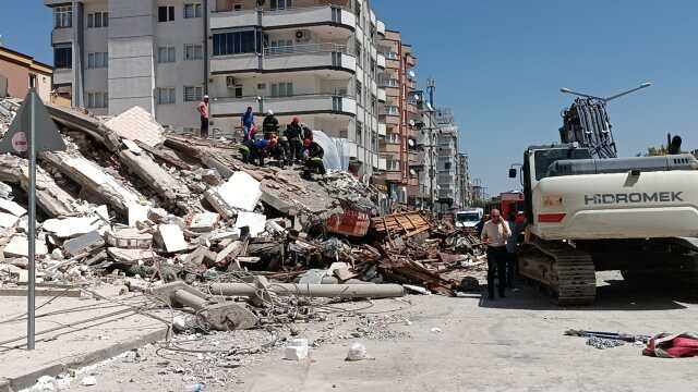 Gaziantep'te ağır hasarlı bina yıkım sırasında çöktü! Kepçe operatörü enkaz altında Gaziantep'te ağır hasarlı bina yıkım sırasında çöktü! Kepçe operatörü enkaz altında