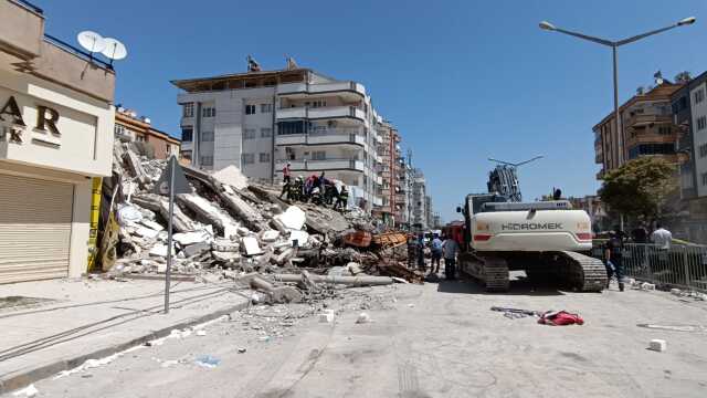 Gaziantep'te ağır hasarlı bina yıkım sırasında çöktü! Kepçe operatörü enkaz altında Gaziantep'te ağır hasarlı bina yıkım sırasında çöktü! Kepçe operatörü enkaz altında