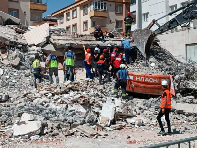Gaziantep'te yıkım sırasında enkaz altında kalan kepçe operatörünün cansız bedenine ulaşıldı Gaziantep'te yıkım sırasında enkaz altında kalan kepçe operatörünün cansız bedenine ulaşıldı