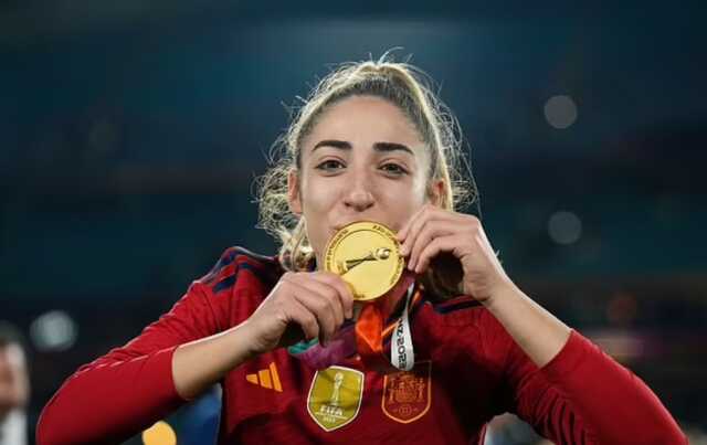 İspanya milli takım kaptanı Olga Carmona, kupayı kaldırdıktan sonra babasının ölüm haberi ile yıkıldı