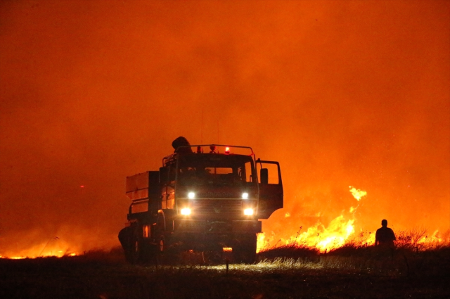 Çanakkale'deki orman yangını nedeniyle Çanakkale Onsekiz Mart Üniversitesi kampüsü tahliye edildi
