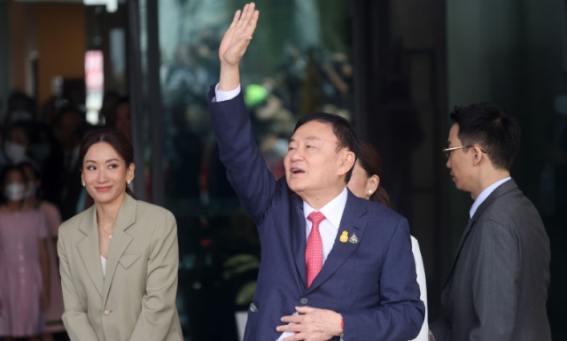 Eski Tayland Başbakanı Thaksin Shinawatra ülkesine geri döndükten sonra tutuklandı