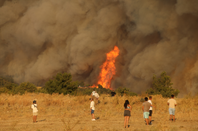 Çanakkale'de çıkan yangın 20 saattir devam ediyor! Tahliye edilen yerleşim yeri sayısı 9'a yükseldi