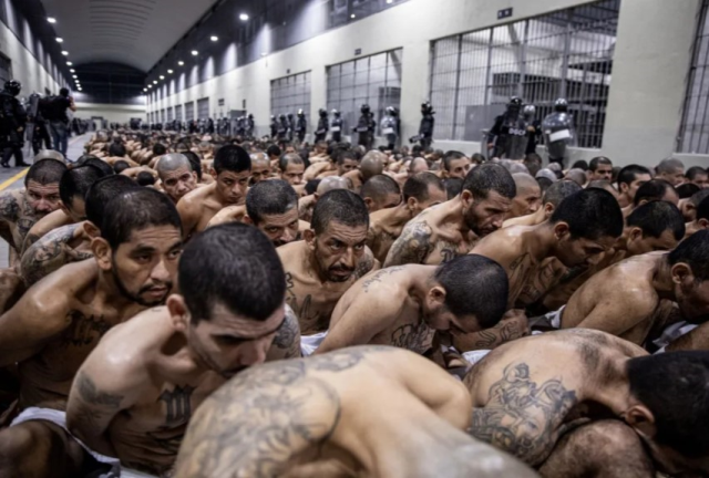 Mahkumların ağır şartlarda sardalya gibi üst üste yığıldığı El Salvador cezaevi yine dünya gündeminde
