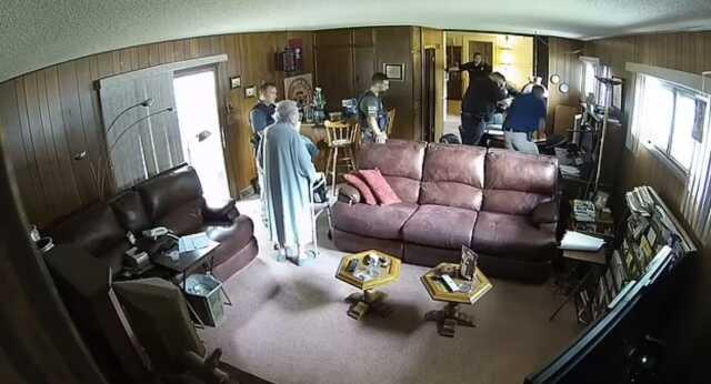 Polisin evine baskın düzenlediği 98 yaşındaki kadın yaşadığı öfke ve stresten dolayı bir kaç saat sonra kalp krizi geçirip öldü