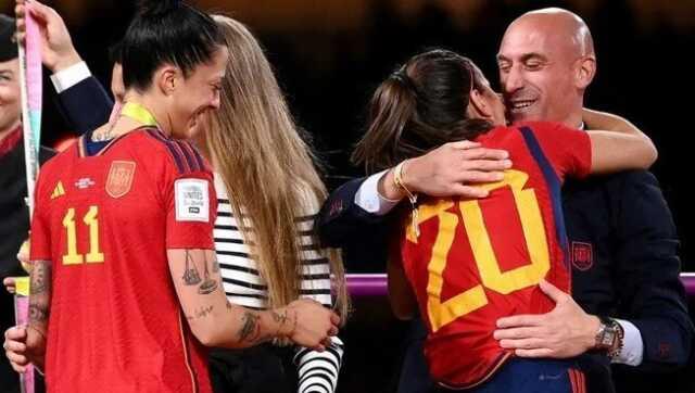 Kadın futbolcuyu zorla dudağından öpen federasyon başkanı hakkında soruşturma başlatıldı