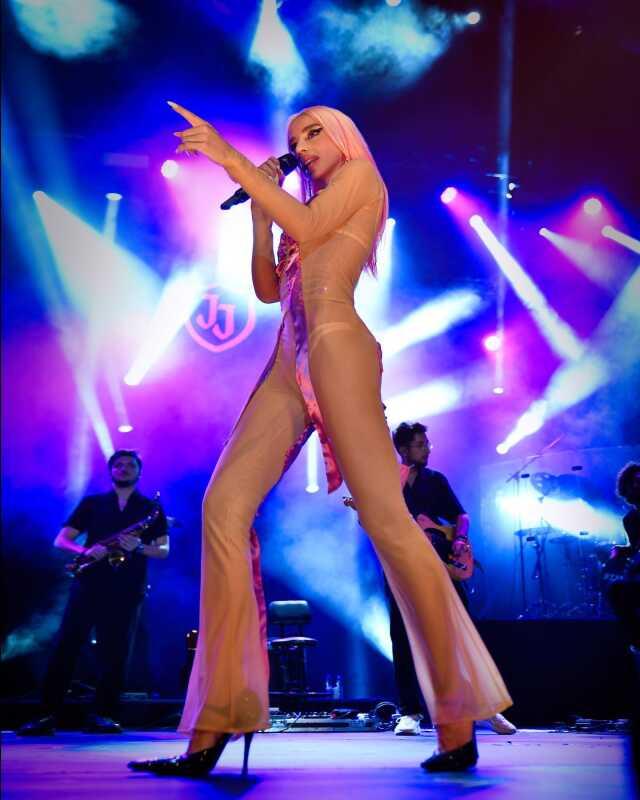 Pempe kurdeleli transparan tulumla sahneye çıkan Gülşen'den 'Al bu kirazdan' notu Pempe kurdeleli transparan tulumla sahneye çıkan Gülşen'den 'Al bu kirazdan' notu