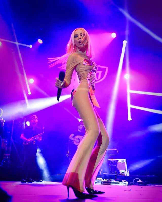 Pempe kurdeleli transparan tulumla sahneye çıkan Gülşen'den 'Al bu kirazdan' notu Pempe kurdeleli transparan tulumla sahneye çıkan Gülşen'den 'Al bu kirazdan' notu