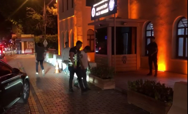 Beşiktaş'ta müşteri sandığı polisten otopark ücreti isteyen değnekçi suçüstü yakalandı