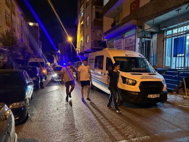 İstanbul'da cinnet getiren şahıs, önce eşini sonra kendini vurdu İstanbul'da cinnet getiren şahıs, önce eşini sonra kendini vurdu