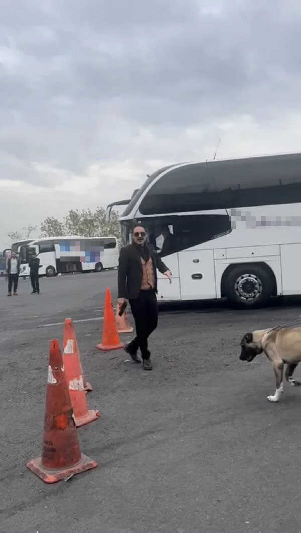 Otogarda tepki çeken görüntüler! Eline silah alıp polislere küfür etti, o anları sosyal medyada yayınladı Otogarda tepki çeken görüntüler! Eline silah alıp polislere küfür etti, o anları sosyal medyada yayınladı