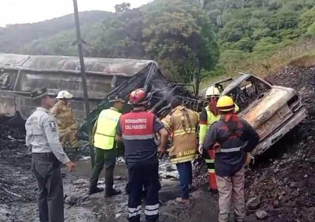 Meksika'da zincirleme trafik kazasında yakıt tankeri devrildi: 8 kişi yanarak can verdi