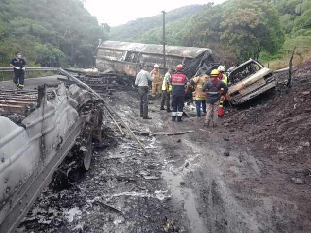 Meksika'da zincirleme trafik kazasında yakıt tankeri devrildi: 8 kişi yanarak can verdi